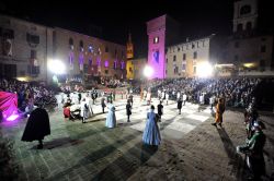 Una delle serate a Piazza Roma, Borgo Antico di Castelvetro di Modena durante la partita a Dama Vivente