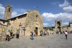 Piazza Roma, il centro di Monteriggioni (Toscana) - In seguito ad aver varcato le porte della cinta muraria, dopo qualche passo immersi nella tradizione medievale costellata di torri, ecco che ...