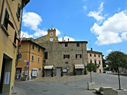 Piazza Roma nel centro storico di Gambassi Terme in Toscana - © Mongolo1984 - CC BY-SA 4.0, Wikipedia