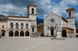Piazza San Benedetto con il trecentesco Palazzo del Comune e la Basilica di San Benedetto (Umbria), quest'ultima gravemente danneggiata dal sisma del 2016.
