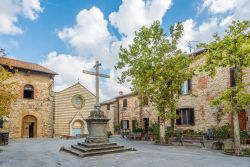 Piazza San Francesco nel centro di Lucignano, fotografata in tarda primavera