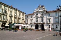 Piazza San Secondo con il Palazzo Municipale di Asti, Piemonte. Venne donato da Emanuele Filiberto alla comunità nel 1558. In stile barocco, è sede del consiglio comunale e degli ...