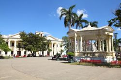 La piazza principale di Santa Clara (Cuba) è nota con il nome di Parque Vidal. Qui si trovano un chiosco, molte panchine, qualche statua ed è un classico esempio di piazza coloniale - ...