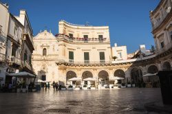 Piazza Santa Maria Immacolata a Martina Franca con bar e turisti, Puglia. Chiamata comunemente "I Portici", questa piazza è il salotto elegante della città pugliese. ...
