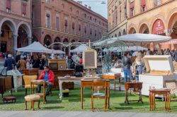 Piazza Santo Stefano, Bologna: il Mercato Antiquario della città  - © Marija Vujosevic / Shutterstock.com