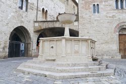 Fontana storica nel cuore di Bevagna, Umbria, Italia. Questo borgo della provincia di Perugia ospita monumenti architettonici, statue e opere scultoree di grande pregio.
