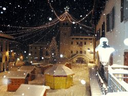 Piazza Tiziano durante i Mercatini di Natale a Pieve di Cadore in Veneto