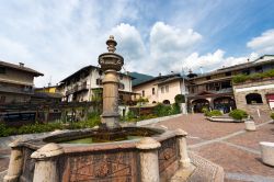 Piazza Venezia e fontana del 1553 in centro  a Levico Terme in Trentino