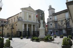 La centrale Piazza vittoria e la chiesa di San michele Arcangelo in centro a Saviano