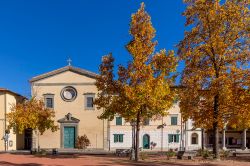 Piazza Vittorio Emaluele II e la chiesa di Santa Maria Assunta nel centro di Bientina in Toscana