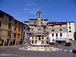 La centrale Piazza Vittorio Emanuele II a Montelanico nel Lazio - © Pietro scerrato, CC BY 3.0, Wikipedia