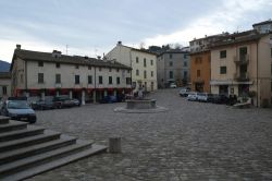 Piazza Vittorio Emanuele II a Pennabilli, Emilia Romagna. In questo paesello si stabilirono i Malatesta ma anche i Montefeltro e i De Medici; la fortuna arrivò però quando il pontefice ...