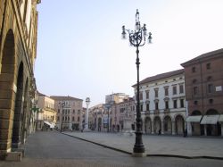 Piazza Vittorio Emanuele II, il centro geometrico di Rovigo - © Atigra - CC BY-SA 3.0 - Wikimedia Commons.