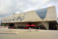 Piazza Willy-Brandt-Platz a Wolfsburg e il Science Center Phaeno - © Alizada Studios / Shutterstock.com