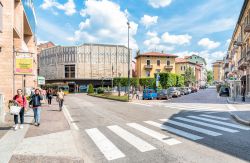 Piazza XX° Settembre e il Cinema Politeama sullo sfondo, Varese, Lombardia - © elesi / Shutterstock.com