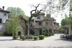 Piazzetta nel borgo di Grazzano Visconti, Piacenza - Il villaggio, tutto in stile architettonico tre quattrocentesco, è un vero e proprio gioiello incastonato nella pianura padana all'ingresso ...