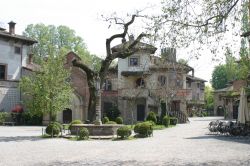 Piazzetta nel borgo di Grazzano Visconti, Piacenza ...