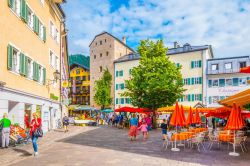 Una piazzetta del centro storico di Zell-am-See con bar all'aperto e attività commerciali, Austria - © trabantos / Shutterstock.com