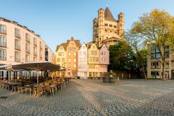 Una piazzetta nei pressi della Gross Sankt Martin, nel centro di Colonia, Germania.
