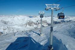 Picchi e ski lifts vicino a Hintertux, Austria. Nella valle di Zillertal si trova uno dei comprensori sciistici più apprezzati dagli appassionati di questa disciplina alpina - © ...