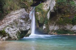 Una piccola cascata al Lago San Benedetto nei pressi di Subiaco, provincia di Viterbo, Lazio. Questo piccolo specchio d'acqua è immerso nella rigogliosa natura di Subiaco, nella Valle ...