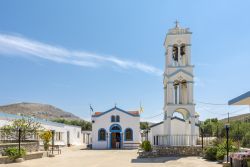 La piccola chiesetta di Panagia sull'isola rurale di Pserimos, Grecia, in una giornata di sole.
