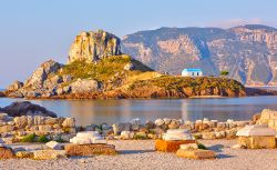 La minuscola isola di Kastri vista da Kos, Grecia, fotografata al calar del sole - © S.Borisov / Shutterstock.com