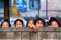 Piccole allieve di una scuola elementare in N epal - ©Zzvet / Shutterstock.com