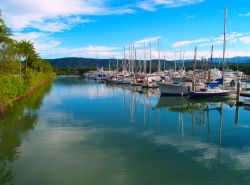 Piccole barche a vela nel porto di Port Douglas, Australia.
