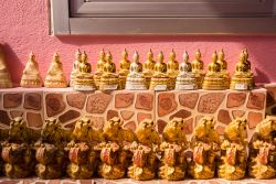 Piccole stuatuette dorate di Buddha al Wat Takian Temple di Nonthaburi, Thailandia - © Bubbers BB / Shutterstock.com