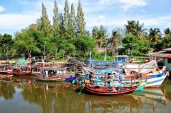 Un piccolo porto da pesca nel distretto di Bang Saphan, regione di Prachuap Khiri Khan (Thailandia).

