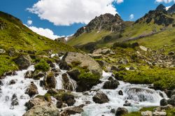 Il piccolo torrente di montagna Futscholbach nella valle Jamtal vicino a Galtur (Austria) fotografato in estate.



