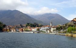 Il piccolo villaggio di Mergozzo affacciato sull'omonimo lago, Piemonte. Il paese conta poco più di 2 mila e 200 abitanti.



