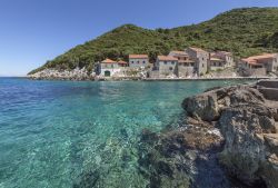 Piccolo villaggio nella baia di Lucica sull'isola di Lastovo, in Dalmazia, Croazia