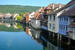 Un piccolo villaggio nei pressi del fiume Loue vicino a Besancon, Francia. Si tratta di un affluente sinistro del Doubs.

