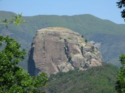 Pietra Cappa il Monolite più grande d'Europa nel Parco Nazionale dell'Aspromonte a San Luca in Calabria  - © Jacopo Werther, CC BY-SA 4.0, Wikipedia