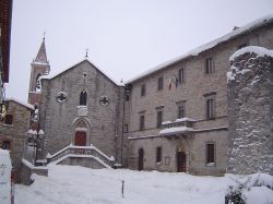 Pietralunga dopo una copiosa nevicata in inverno (Umbria, provincia di Perugia)