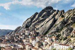 Pietramezzana ovvero il borgo di Pietrapertosa utilizzato come set cinematografico per il film "Un paese quasi perfetto" girato tra le montagne della lucania - © domeniconardozza ...