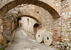 Pietre millenarie in una viuzza del centro storico di San Gimignano, Toscana.
