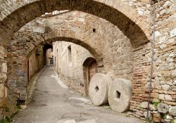 Pietre millenarie in una viuzza del centro storico di San Gimignano, Toscana.
