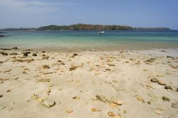 Pietre sulla spiaggia di Contadora Island, Panama. Acque calme e miti, spiagge di sabbia e roccia e foreste selvagge rendono questo luogo un vero e proprio paradiso.


