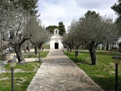 Pietrelcina, Campania: ingresso alla chiesa di San Francesco in Piana Romana.