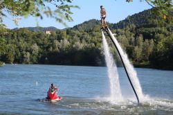 Pieve Fosciana, Lucca: esisbizione sul lago durante un  festival - © oversealand / Shutterstock.com