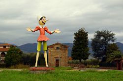 Pinocchio, il famoso burattino di legno celebrato a Collodi con una enorme statua