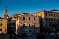 Piombino, Toscana:  gente nei pressi di Piazza Bovio - © robertonencini / Shutterstock.com