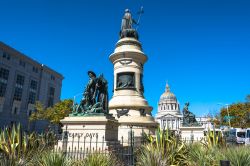 Pioneer Monument a San Francisco, California. Questo monumento in granito con figure in bronzo è stato creato da Frank Happersberger e finanziato dalla tenuta di James Lick. Si trova ...