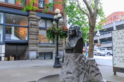 Pioneer Square Plaza nel centro di Seattle, Washington, con Tlingit Indian Totem - © ARTYOORAN / Shutterstock.com