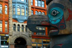 Pioneer's Totem a Seattle, Washington: si trova in Pioneer Square. Venne scolpito nel 1790 nel villaggio di Tlingit, sull'isola di Tongass, per onorare le donne. 
