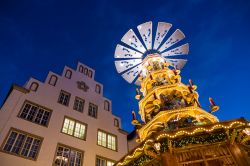 La piramide di Natale più alta del mondo (20 m) al mercatino natalizio di Rostock in Germania
- © RicoK / Shutterstock.com