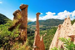 Le famose piramidi di Segonzano, un fenomeno d'erosione della Val di Cembra in Trentino - © Migel / Shutterstock.com